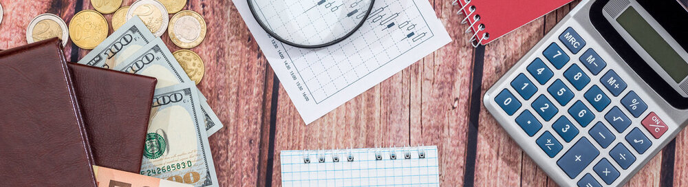 © iStock.com/alfexe Euro gegen Dollar mit Notepad, Münze, Stift auf Schreibtisch