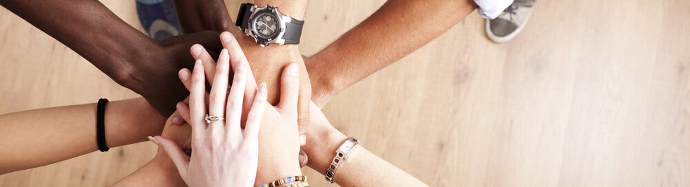 © iStock.com/urbancow Stapel von Händen