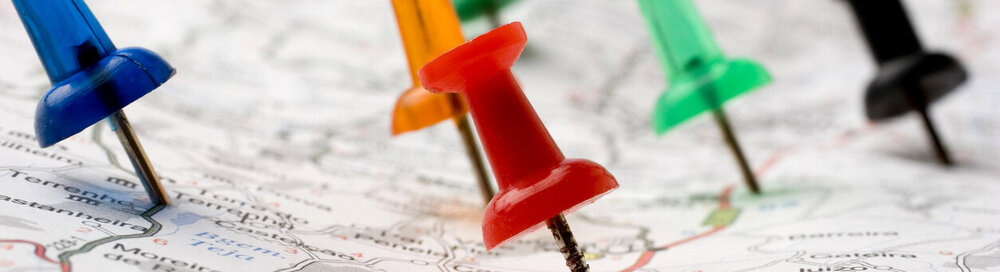 © iStock.com/LuisPortugal Reißzweck in einer Roadmap mit selektivem Fokus