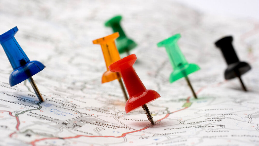 © iStock.com/LuisPortugal Reißzweck in einer Roadmap mit selektivem Fokus