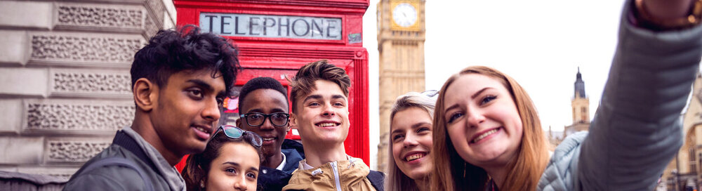 © iStock.com/LeoPatrizi Eine Gruppe junger Teenager, die einen Schulausflug in London genießen, besuchen Westminster-Gebiete.