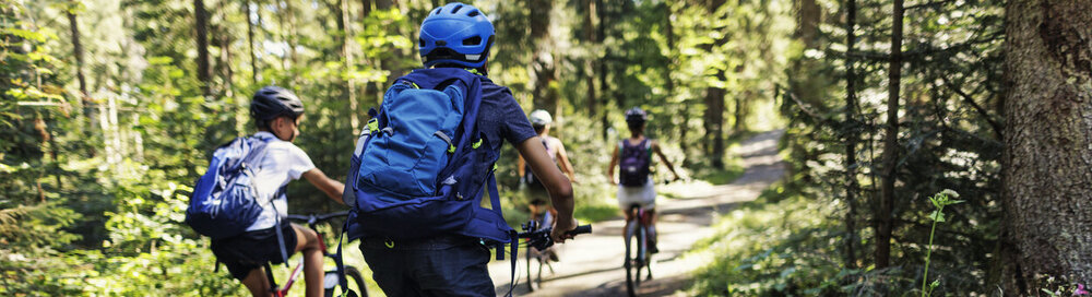 © iStock.com/Imgorthand Familie genießt eine gemeinsame Radtour