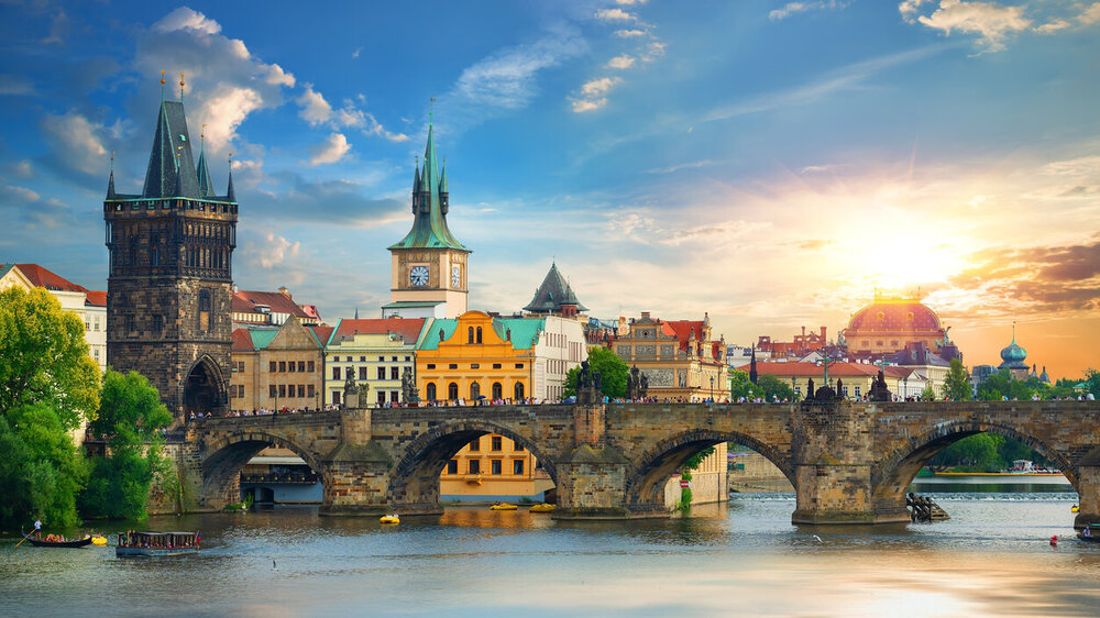 © iStock.com/Givaga Die Karlsbrücke in Prag am Sommertag