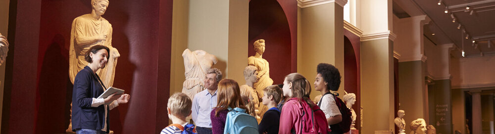 © iStock.com/monkeybusinessimages Schüler und Lehrer an der Schule Exkursion zum Museum