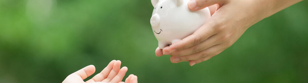 © iStock.com/kool99 Mutter übergab das Sparschwein an das Kind