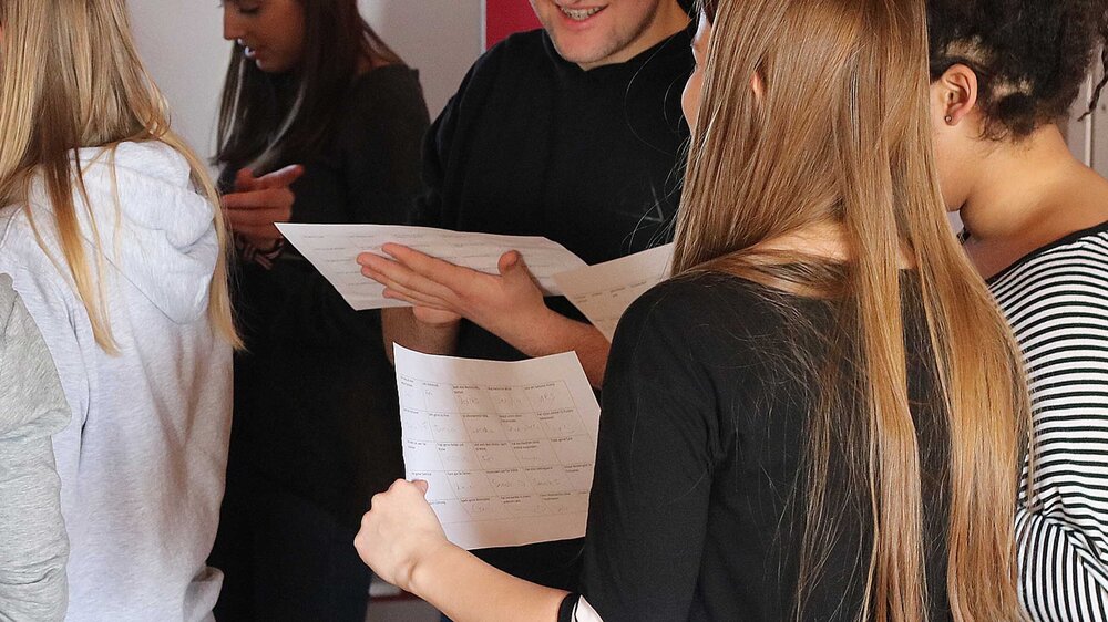 ©ISB Die Jugendlichen beim Kennenlernbingo