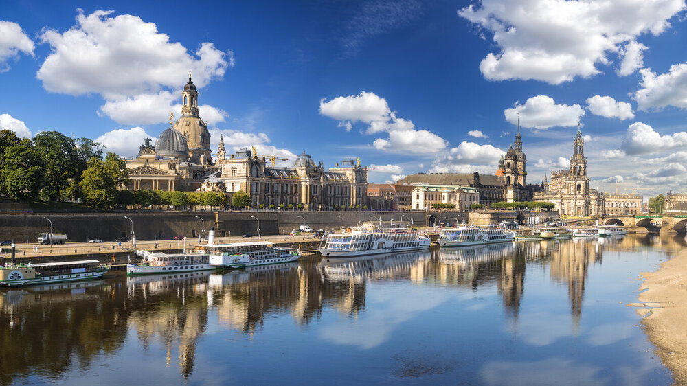© iStock.com/MikeMareen Panorama von Dresden, Deutschland