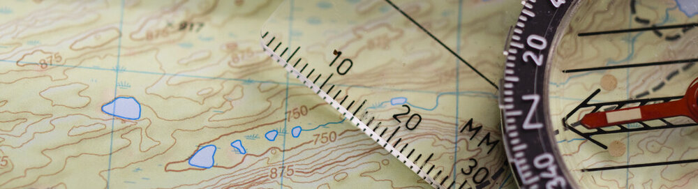 © iStock.com/doug4537 Kompass auf einer Karte